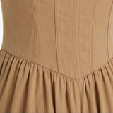 Robe mi-longue évasée à décolleté en V et taille cintrée
