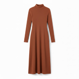Robe longue ajustée à manches longues et col roulé montant